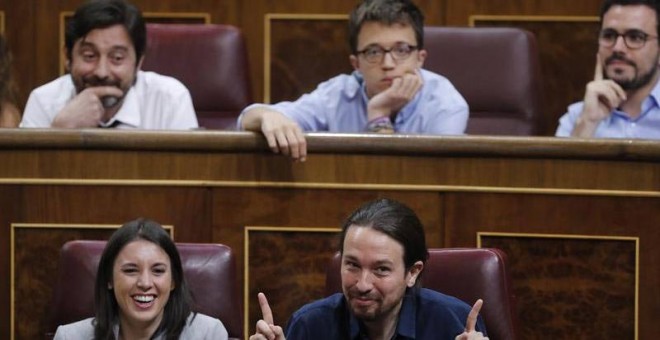 El lider de Podemos, Pablo Iglesias, en el Congreso. Justo detrás de él se puede ver a Alberto Garzón. | JUAN CARLOS HIDALGO (EFE)