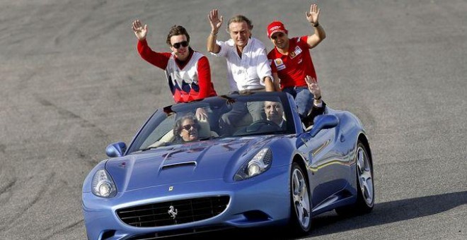 El piloto Fernando Alonso; el presidente de Ferrari, Luca Cordero; el piloto Felipe Massa; el president de la Generalitat, Francisco Camps y la alcaldesa de Valencia, Rita Barberá, a bordo de un Ferrari California(Valencia) /EFE