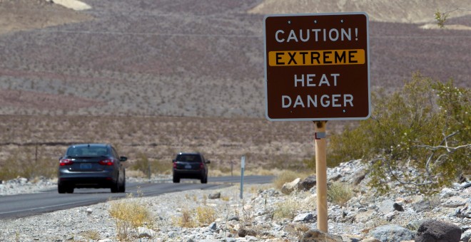 Un cartel alerta del peligro de las altas temperaturas a la entrada de Death Valley, en California. - REUTERS