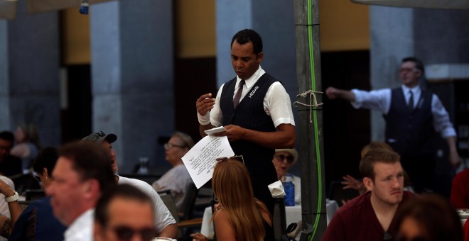 Un camarero toma nota en la terraza de un restaurante en el centro histórico de Madrid. REUTERS/Susana Vera