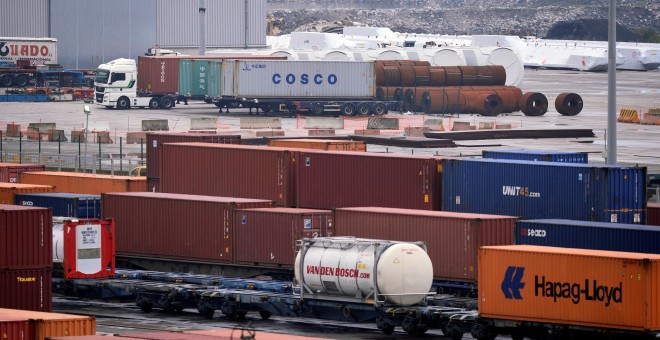 Un contenedor de la empreasa Cosco en la terminal del puerto de Bilbao. REUTERS/Vincent West
