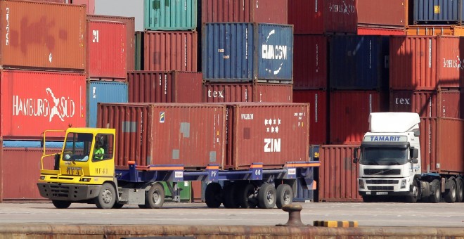 Un camión mueve varios contenedores en el puerto de Valencia REUTERS/Heino Kalis
