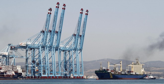 Grúas de las terminales de contenedores del Puerto de Algeciras (Cádiz). EFE/A. Carrasco Ragel