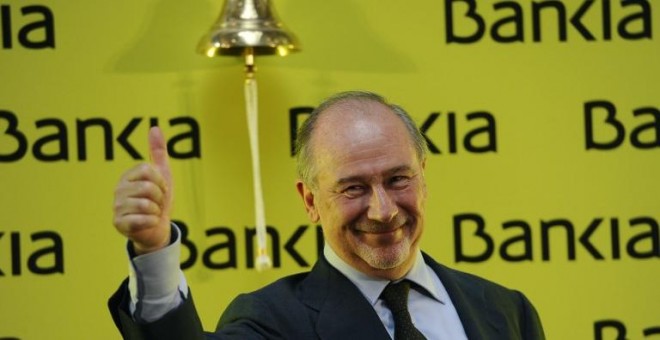 El entonces presidente de Bankia, Rodrigo Rato, levanza el pulgar el día de la salida a bolsa de la entidad financiera, el 20 de julio de 2011. AFP/Pierre-Philippe Marcou