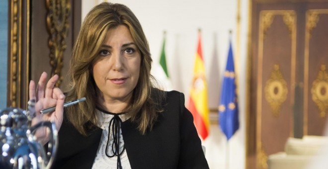 La presidenta de la Junta de Andalucía, Susana Díaz, durante la reunión mantenida en el palacio de San Telmo en Sevilla con el comisario de Asuntos Económicos, Pierre Moscovici. EFE/Raúl Caro