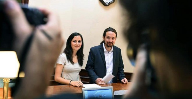 El secretario general de Podemos, Pablo Iglesias, acompañado por la portavoz adjunta de Unidos Podemos en el Congreso, Ione Belarra, registran la Proposición de Ley contra la pobreza infantil. | FERNANDO VILLA (EFE)