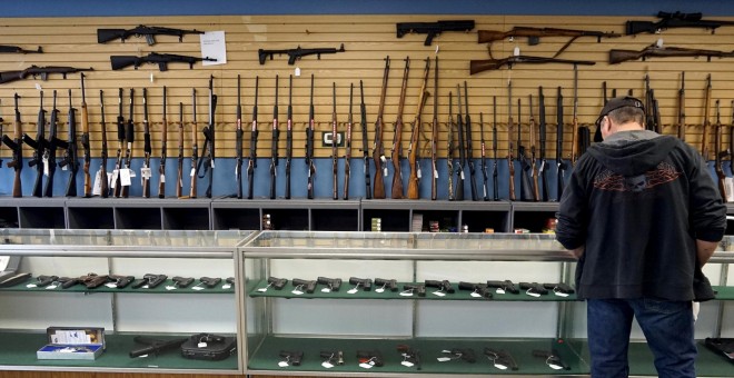Un cliente observa el mostrador de una tienda de armas en la localidad de Parker (Colorado, EEUU). REUTERS/Rick Wilking