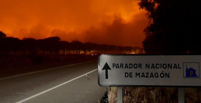 Imagen del incendio del Parador Nacional de Mazagón en Doñana./EFE