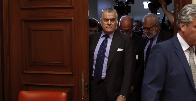 El extesorero del PP Luis Bárcenas, a su llegada  al Congreso para su comparecencia en la comisión de investigación de la supuesta financiación ilegal del PP. EFE/Chema Moya