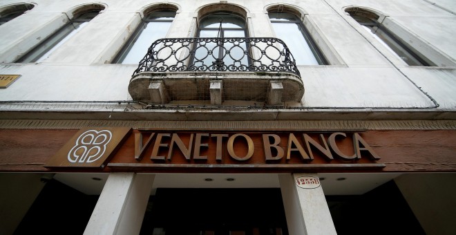 Una oficina de Veneto Banca en Venecia. REUTERS/Alessandro Bianchi