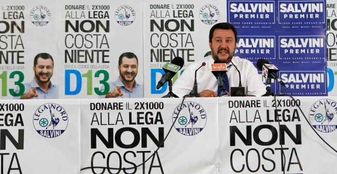 El lider del partido ultraderechista Liga Norte, Matteo Salvini, en una rueda de prensa en Milán. REUTERS/Alessandro Garofalo