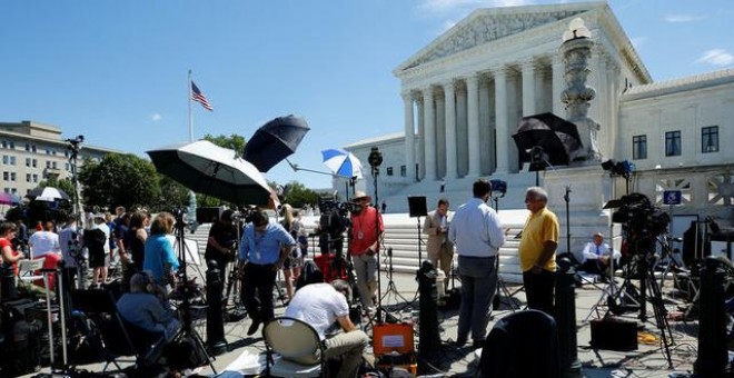 Reporteros a las afueras de las Cortes Supremas de Washington / REUTERS
