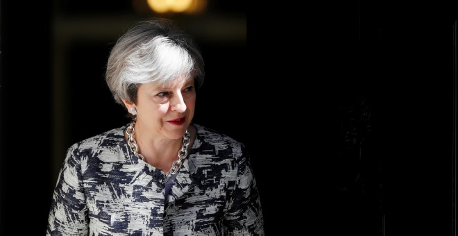 La primera ministra británica, Theresa May, sale de su residencia en Downing Street. /REUTERS