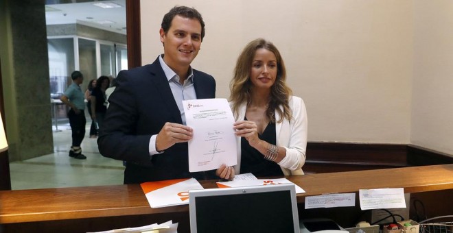 El líder de Ciudadanos, Albert Rivera y la diputada Patricia Reyes, registran en el Congreso una propuesta de Ley para regular la Gestación subrogada. EFE/Javier Lizón