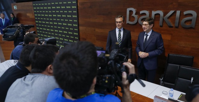 El presidente de Bankia, José Ignacio Goirigolzarri, y el consejero delegado, José Sevilla, durante la presentación en Madrid del acuerdo de fusión alcanzado entre la entidad que preside y BMN, que supone el ultimo movimiento de concentración del sistema