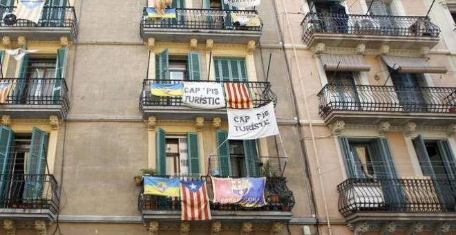 Un inmueble de Barcelona, con pancartas contra los pisos turísticos. REUTERS