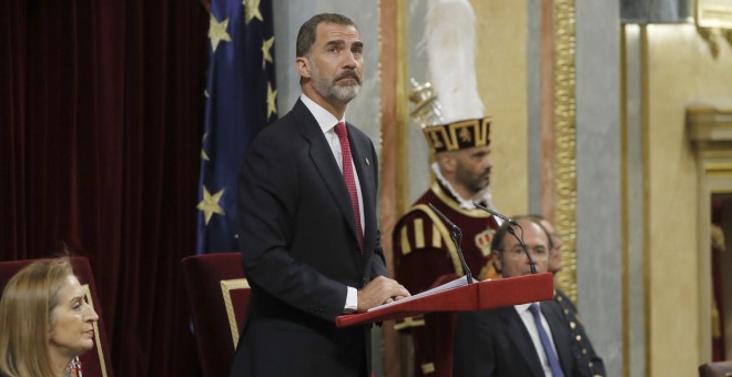 El rey Felipe VI, durante el discurso que pronunció en el Congreso de los Diputados donde los monarcas han presidido la sesión solemne de la conmemoración del 40 aniversario de las elecciones de 1977. EFE/Juan Carlos Hidalgo