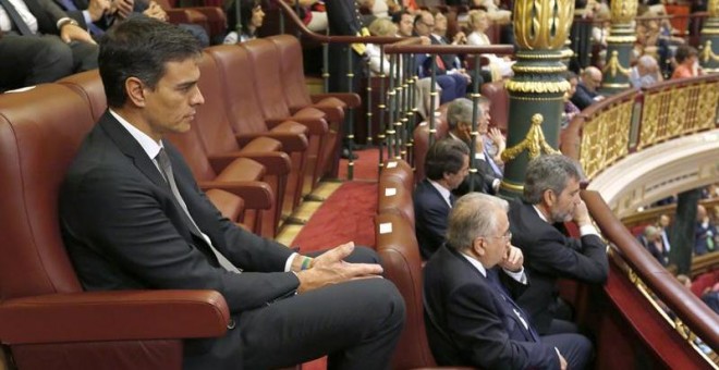 El secretario general del PSOE, Pedro Sánchez (i) en la tribuna de invitados del hemiciclo. /EFE