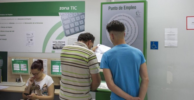 Jóvenes en una oficina de paro de Andalucía / Comisiones Obreras