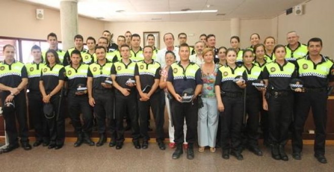 El jefe de Policía de Santa Pola junto a nuevos agentes de la localidad en una foto de archivo.