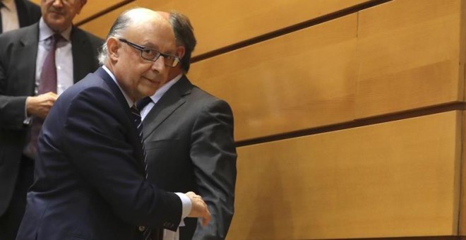 El ministro de Hacienda, Cristóbal Montoro,durante la sesión de control al Gobierno en el pleno del Senado. EFE/Ballesteros