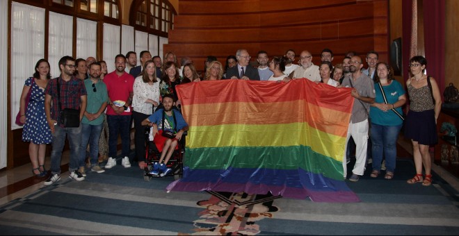 El presidente del Parlamento, Juan Pablo Durán, posa junto con los colectivos LGTB.