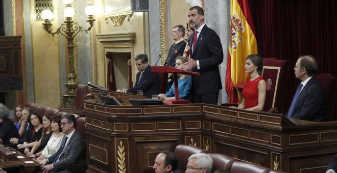 El rey Felipe VI, durante el discurso que pronunció en el Congreso de los Diputados donde los monarcas han presidido la sesión solemne de la conmemoración del 40 aniversario de las elecciones de 1977. /EFE