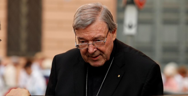 El cardenal George Pell sale de su casa en Roma, Italia.  REUTERS/Remo Casilli