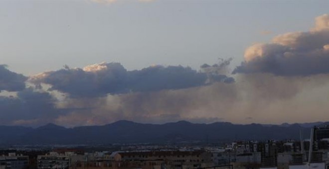 Un incendio forestal se ha declarado esta tarde en el término de Gátova, en el paraje natural de la Sierra Calderona entre los límites provinciales de Valencia y Castellón.Fuentes del Centro de Copordinación de Emergencias han indicado que el fuego se ha