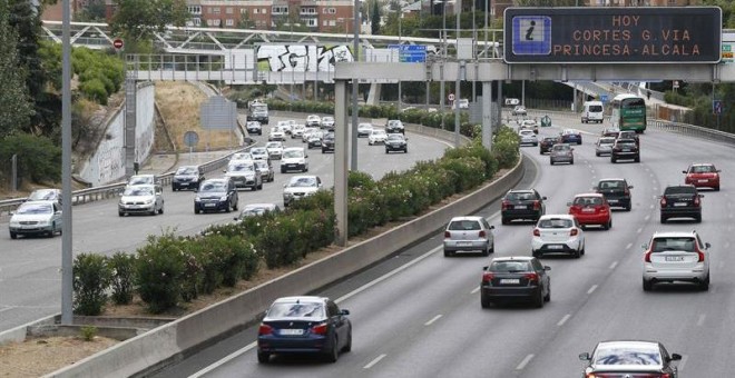 Tráfico de salida de Madrid por la A1. /EFE