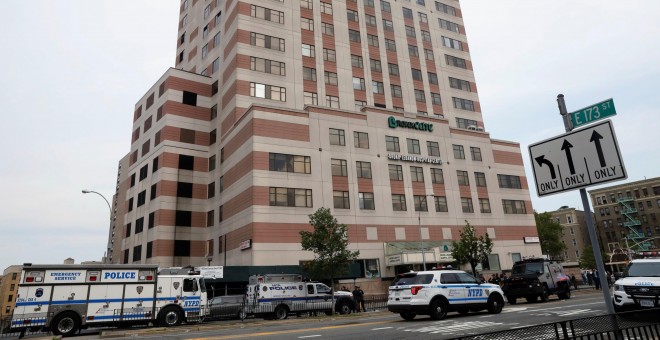 Policía de Nueva York a las puertas del hospital Bronx-Lebanon después de que un hombre disparase a varias personas.REUTERS/Brendan McDermid