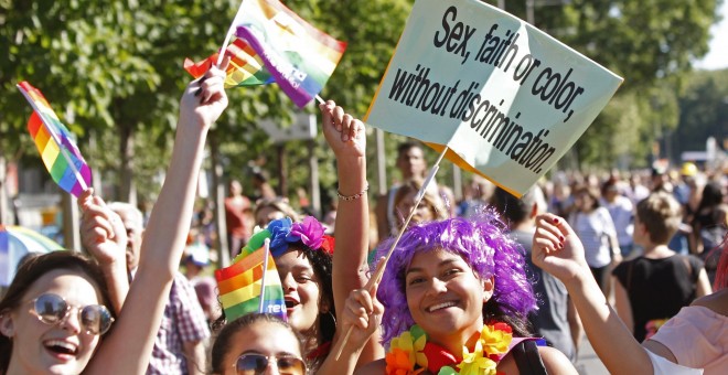 Asistentes a la mayor marcha del Orgullo Gay 2017 en el mundo, que ha partido de la glorieta de Atocha de Madrid para reivindicar la libertad sexual bajo el lema 'Por los derechos LGTBI en todo el mundo'. EFE/Javier López.