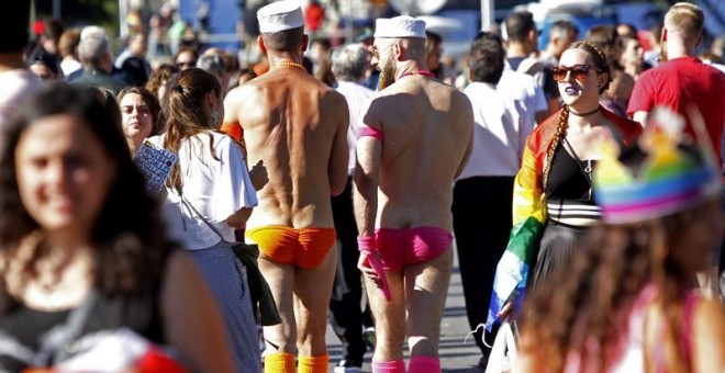 Asistentes a la mayor marcha del Orgullo Gay 2017 en el mundo, que ha partido de la glorieta de Atocha de Madrid para reivindicar la libertad sexual bajo el lema 'Por los derechos LGTBI en todo el mundo'. EFE/Javier López.