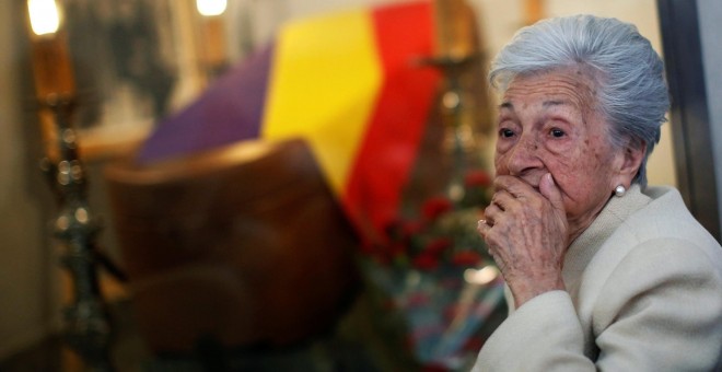 Ascensión Mendieta durante el entierro de su padre, Timoteo Mendieta, asesinado en 1939 por las fuerzas del franquismo.REUTERS/Juan Medina