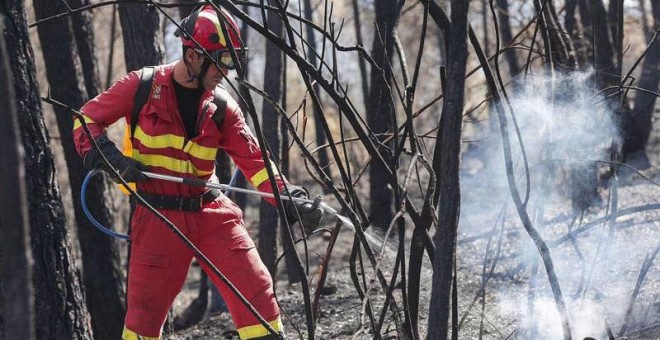 Un bombero trabaja en la extinción del incendio en Sierra Calderona. | MIGUEL ÁNGEL POLO