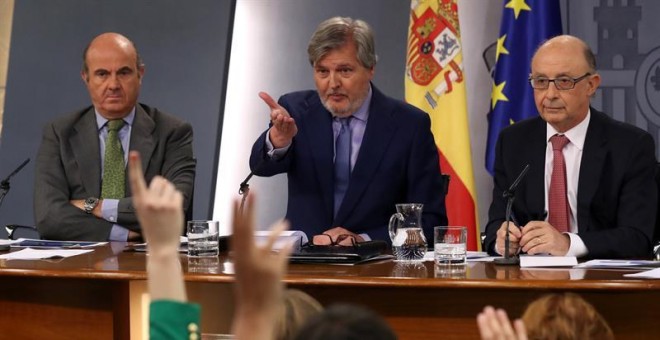 El ministro de Economía, Luis de Guindos (i), el ministro portavoz y de Educación, Iñigo Méndez de Vigo (c), y el ministro de Hacienda y Administraciones Públicas, Cristóbal Montoro. - EFE