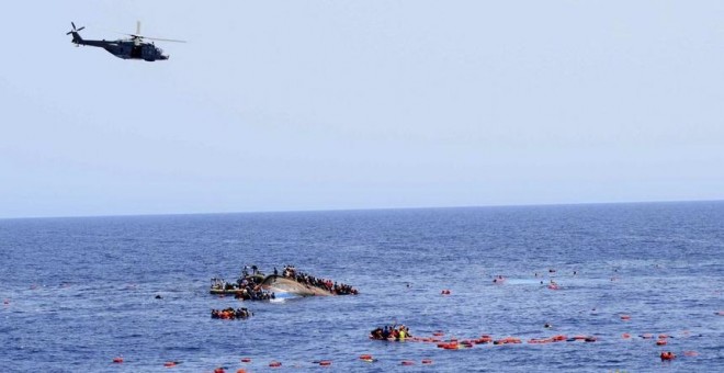 La Guardia Costera italiana trata de salvar una embarcación a la deriva.- EFE
