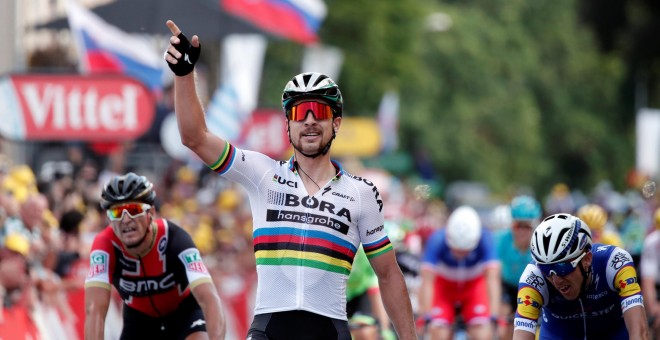 Peter Sagan levanta el brazo en señal de victoria en Longwy. /REUTERS