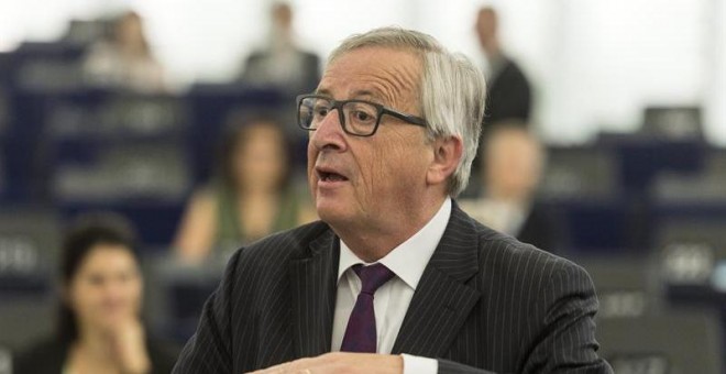 El presidente de la Comisión Europea, Jean-Claude Juncker, da un discurso durante la sesión plenaria del Parlamento Europeo en Estrasburgo (Francia) hoy, 4 de julio de 2017. EFE/Patrick Seeger