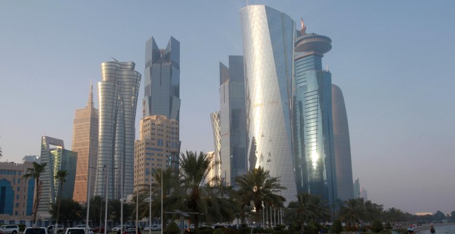 Un hombre pasea por Doha, Qatar.REUTERS/Naseem Zeitoon