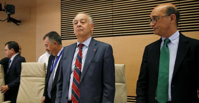 El ex director adjunto operativo de la Policía Eugenio Pino (i), durante su comparecencia en la comisión parlamentaria que investiga el supuesto uso político de los medios del cuerpo por parte del exministro del Interior Jorge Fernández Díaz. A su lado, e