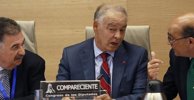 El ex director adjunto operativo de la Policía Eugenio Pino (c), durante su comparecencia en la comisión parlamentaria que investiga el supuesto uso político de los medios del cuerpo por parte del exministro del Interior Jorge Fernández Díaz. A su izquier