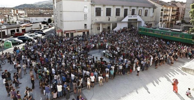 Familiares de los jóvenes detenidos el 15 de octubre de 2016 por la agresión a dos guardias civiles y sus parejas en Altsasu durante la rueda de prensa que han ofrecido este miércoles. /EFE