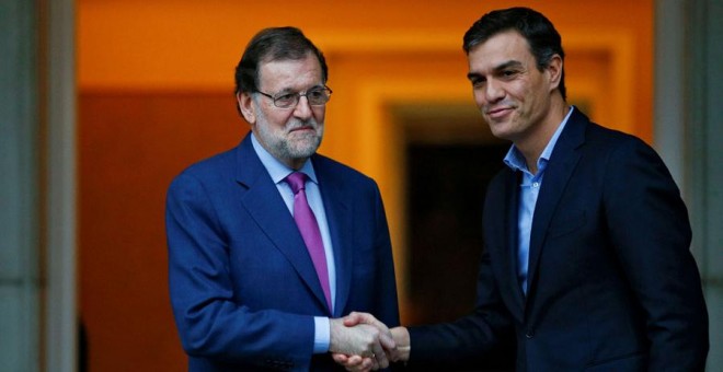 Rajoy y Sánchez se saludan en La Moncloa. REUTERS/Juan Medina