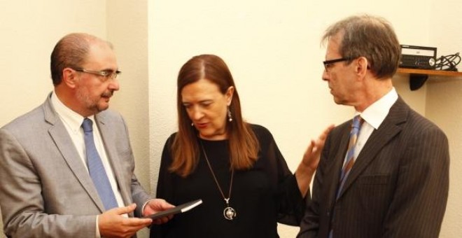 El presidente del Gobierno de Aragón, Javier Lambán, con Bernard Rother, de la Fundación Willy Brandt, con la primera edición de los escritos españoles del político germano.