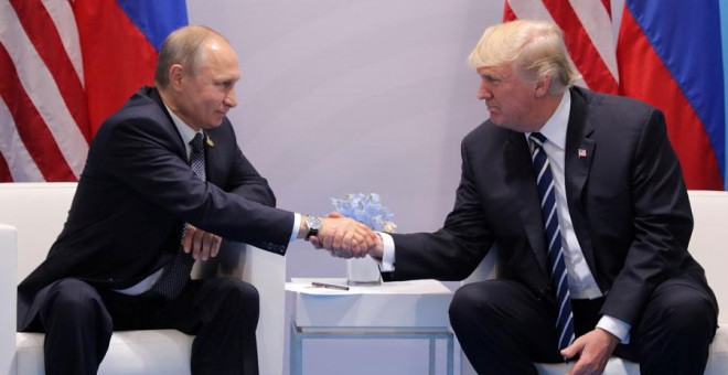 Putin y Trump se dan la mano durante su reunión. REUTERS/Carlos Barria