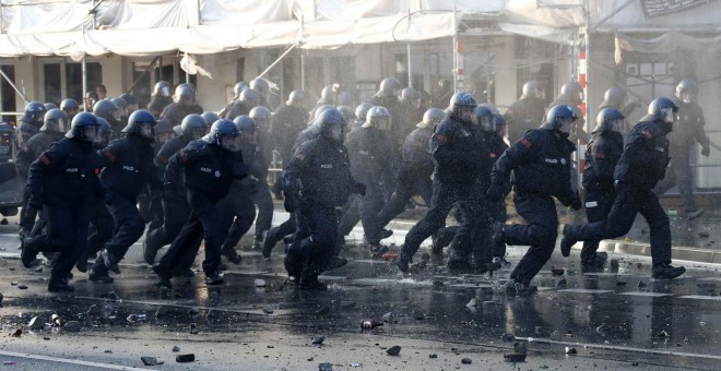 Un grupo de policías antidisturbios corren hacia manifestantes en Hamburgo. /REUTERS