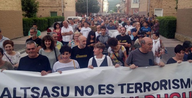 Imagen de la cabecera de la manifestación que ha recorrido hoy las calles de Altsasu. /DANILO ALBIN