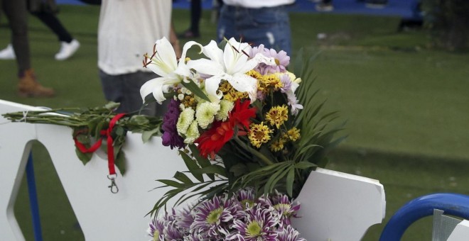 Ramos de flores en una valla cercana al lugar del accidente en el que ayer falleció el acróbata Pedro Aunión Monroy. EFE/Kiko Huesca