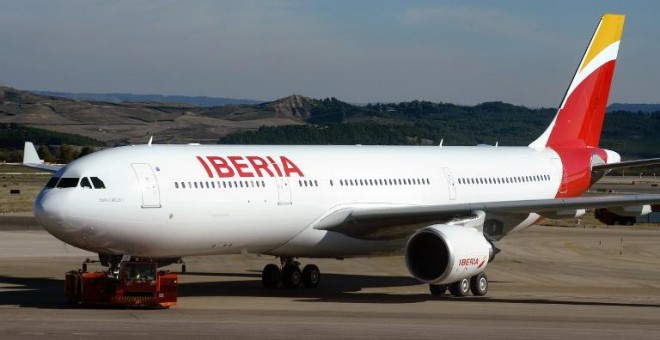 Un avión de Iberia en el aeropuerto de Madrid-Barajas. - AFP